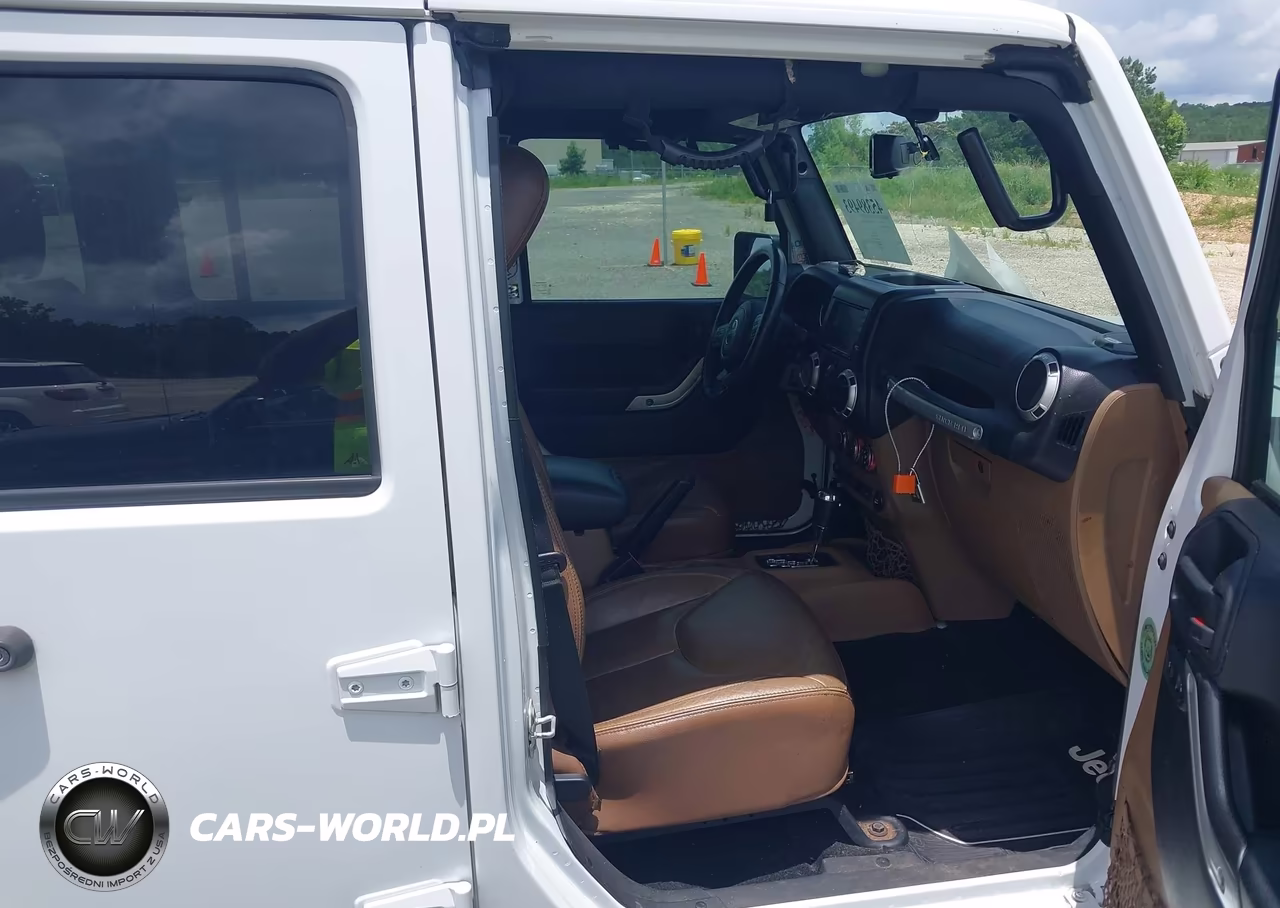 2017 Jeep Wrangler Unlimited Sahara 4X4 VIN:1C4BJWEG2HL515798 - 5