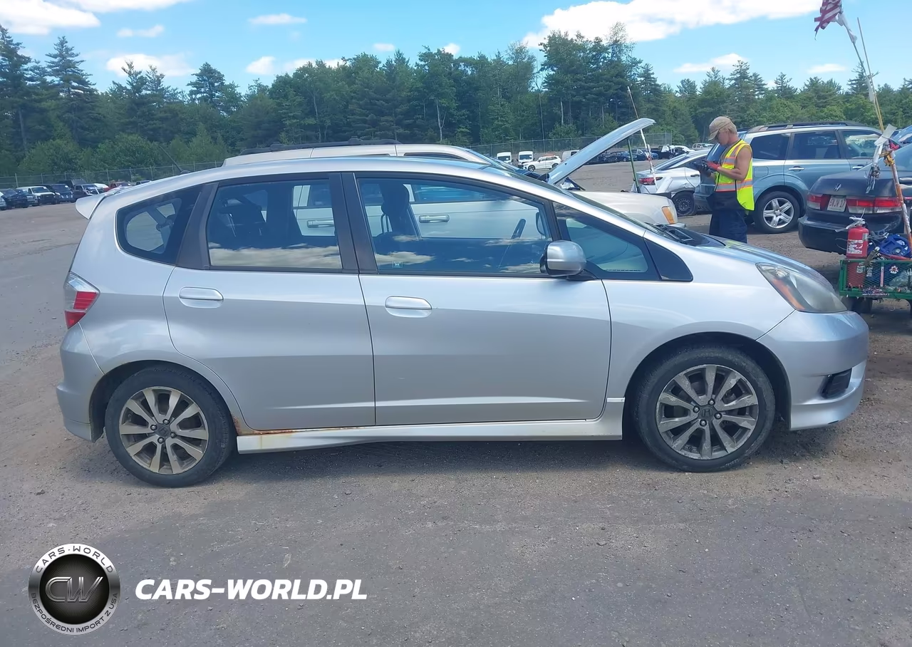 2013 Honda Fit Sport VIN:JHMGE8G5XDC041206 - 13