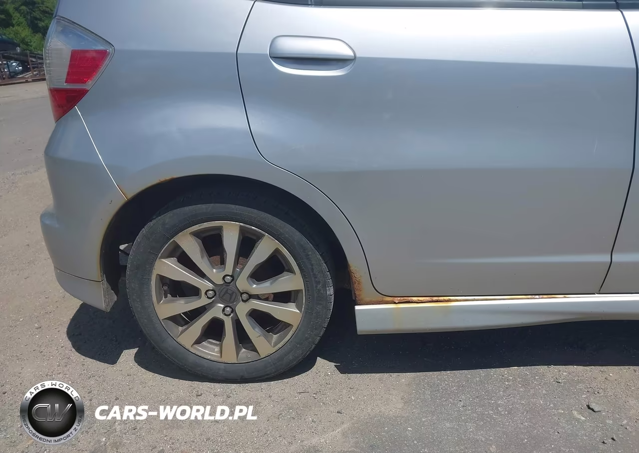 2013 Honda Fit Sport VIN:JHMGE8G5XDC041206 - 18
