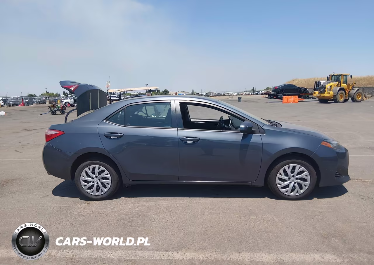 2017 Toyota Corolla Le VIN:5YFBURHE2HP633456 - 13