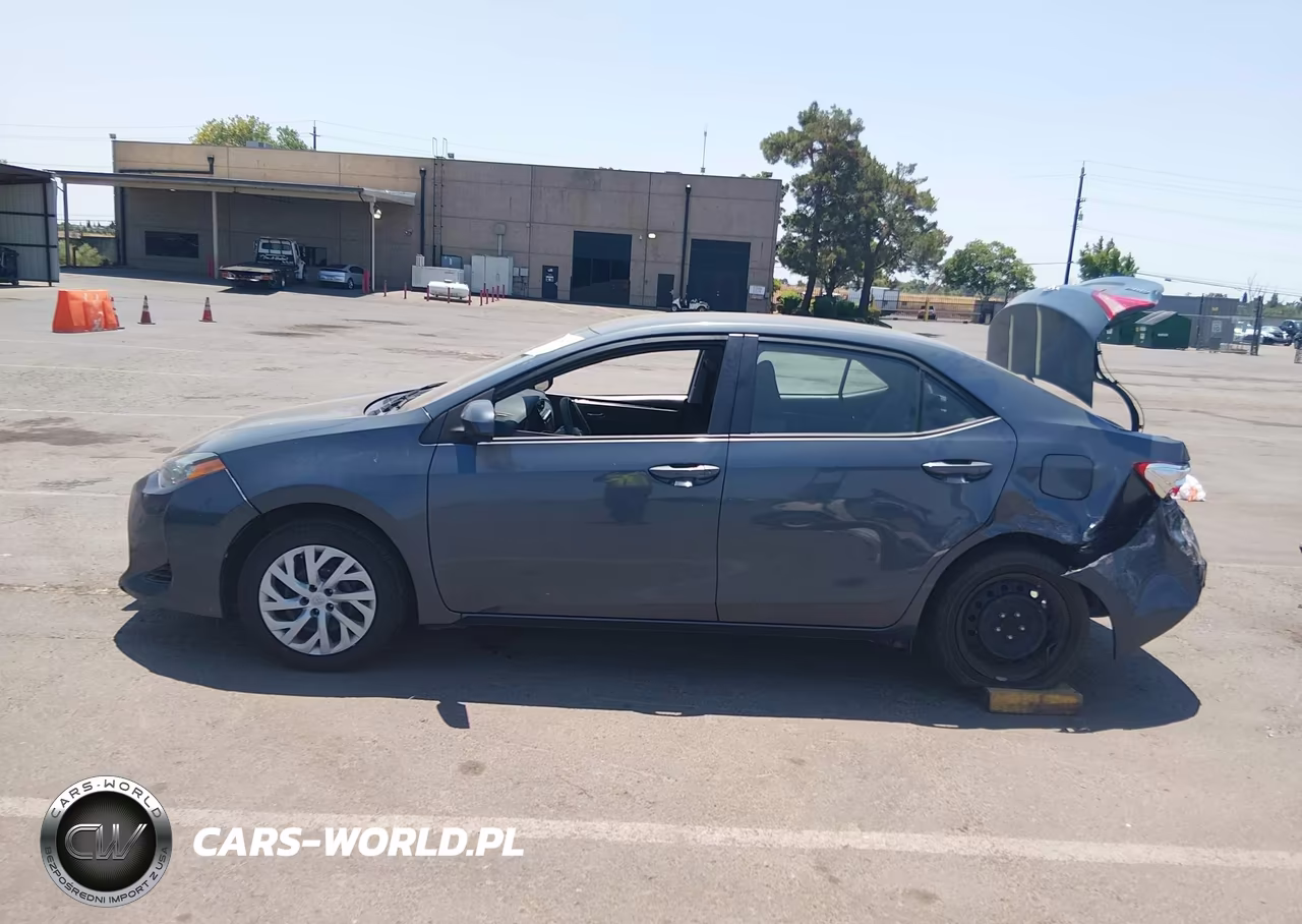 2017 Toyota Corolla Le VIN:5YFBURHE2HP633456 - 14