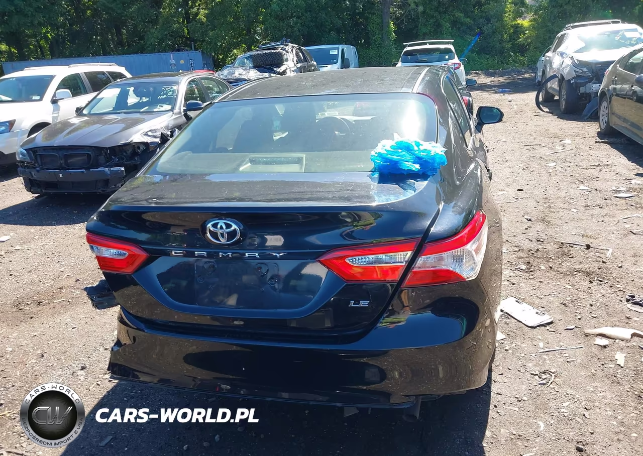 2018 Toyota Camry Le VIN:JTNB11HK5J3031760 - 16