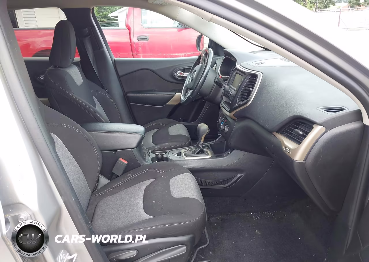 2018 Jeep Cherokee Latitude Fwd VIN:1C4PJLCB1JD595624 - 5