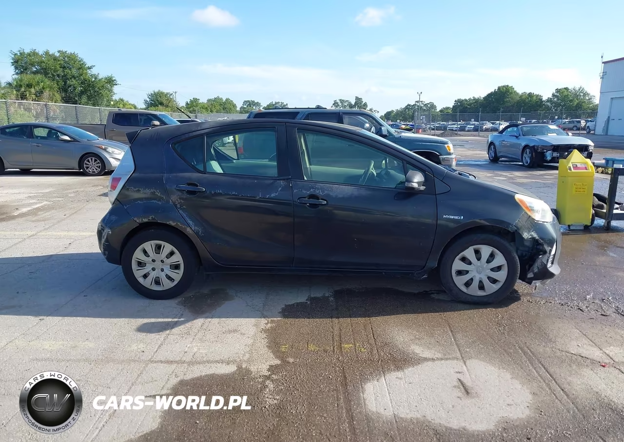 2014 Toyota Prius C One VIN:JTDKDTB3XE1563970 - 13