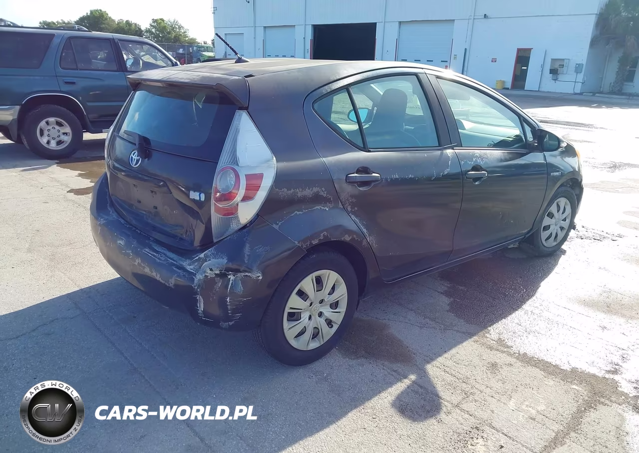 2014 Toyota Prius C One VIN:JTDKDTB3XE1563970 - 4