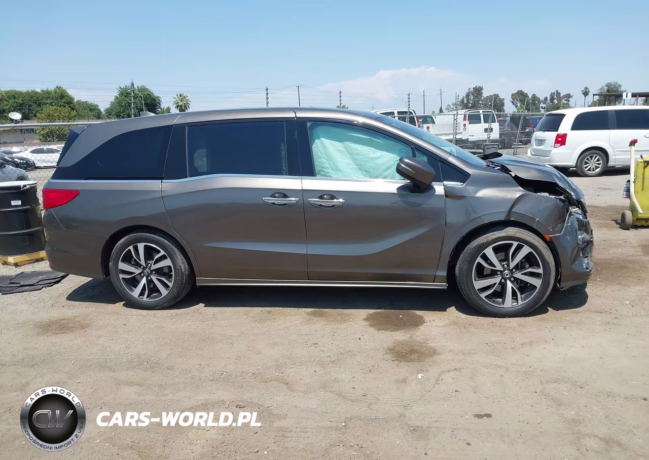 2018 Honda Odyssey Elite VIN:5FNRL6H95JB071380 - 14