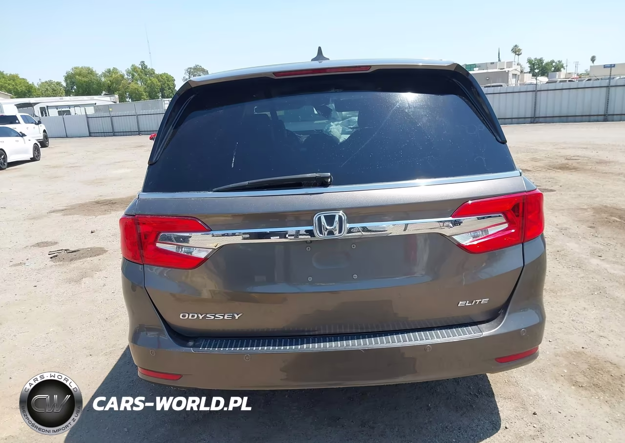 2018 Honda Odyssey Elite VIN:5FNRL6H95JB071380 - 17