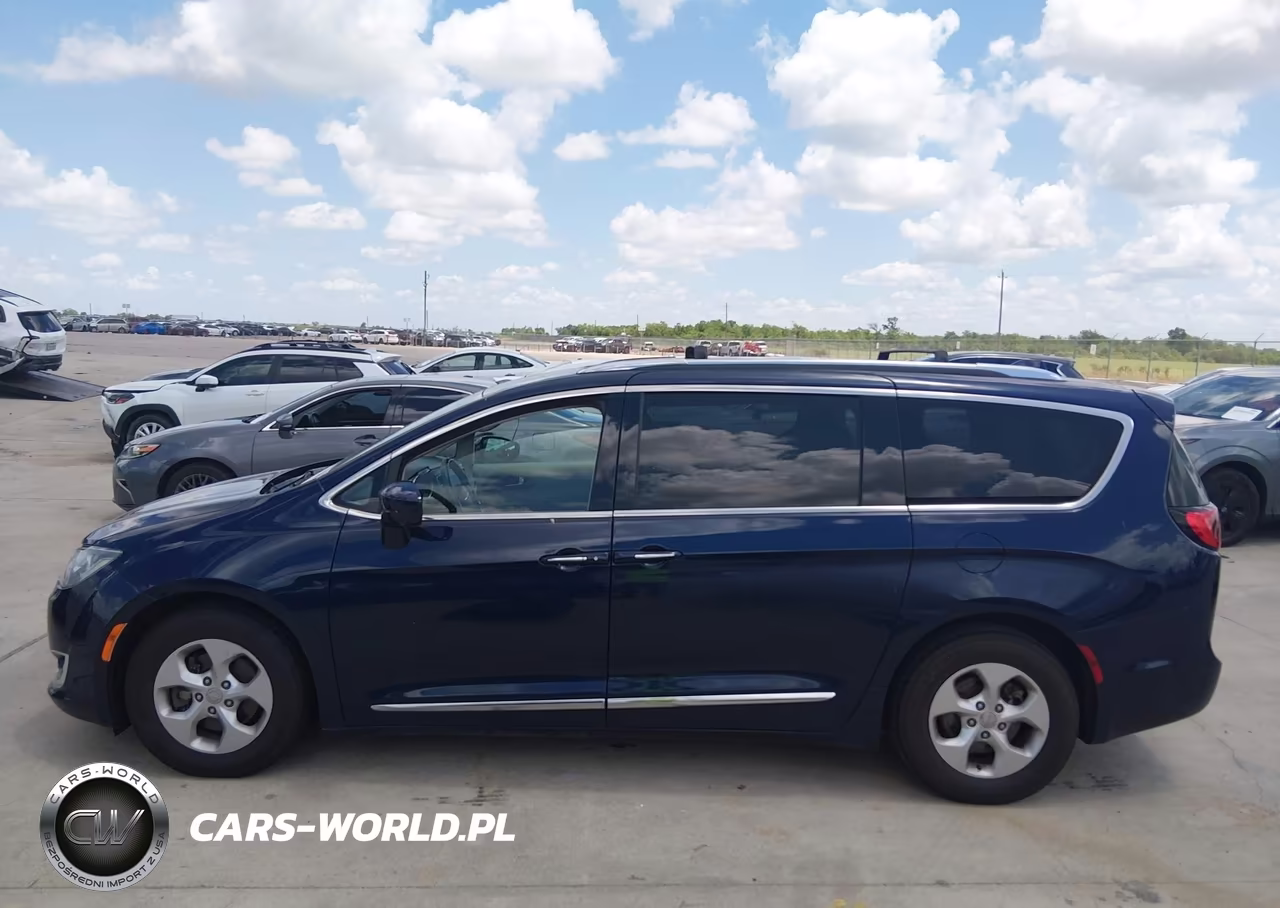 2017 Chrysler Pacifica Touring-L Plus VIN:2C4RC1EG5HR669506 - 14