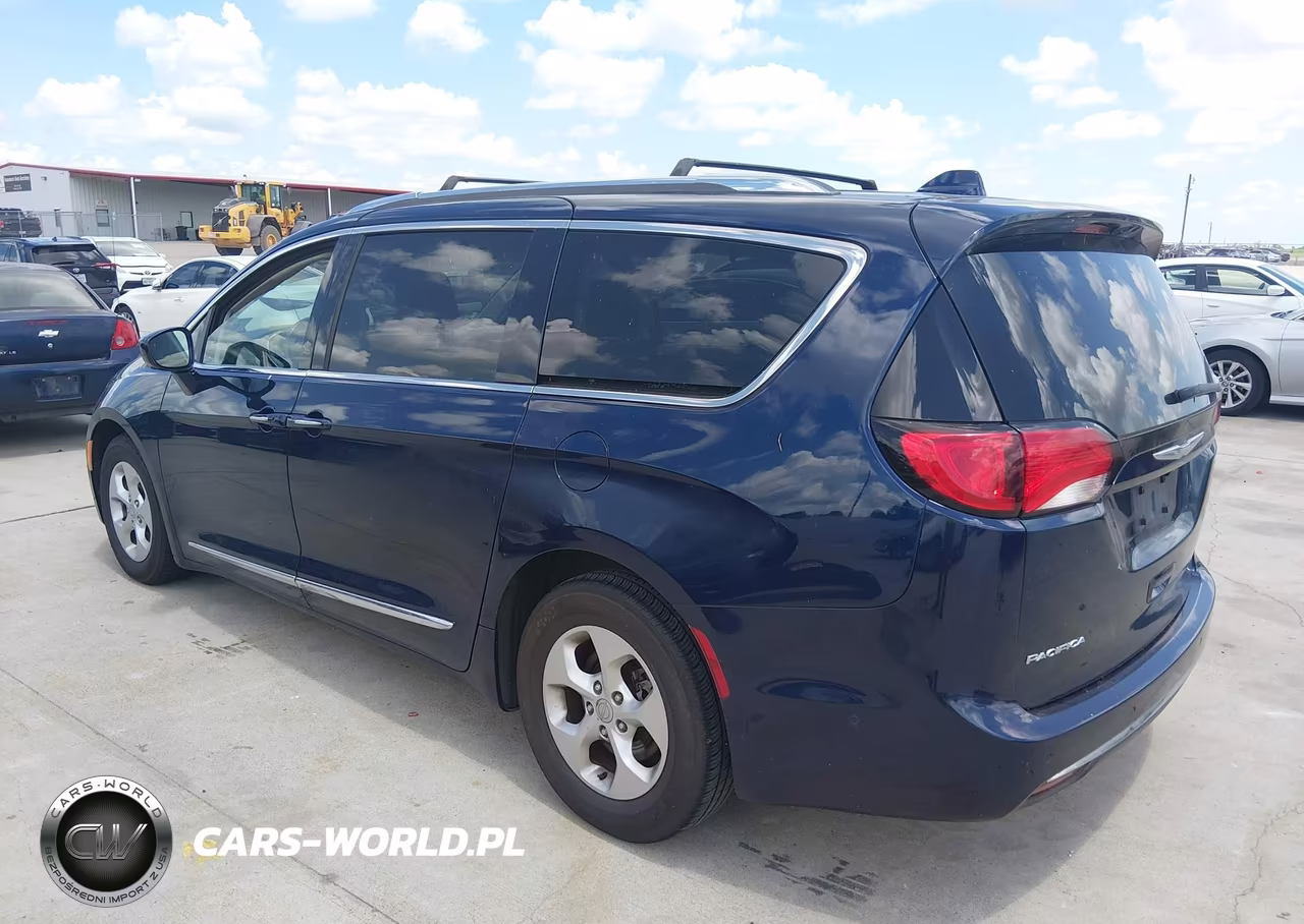 2017 Chrysler Pacifica Touring-L Plus VIN:2C4RC1EG5HR669506 - 3