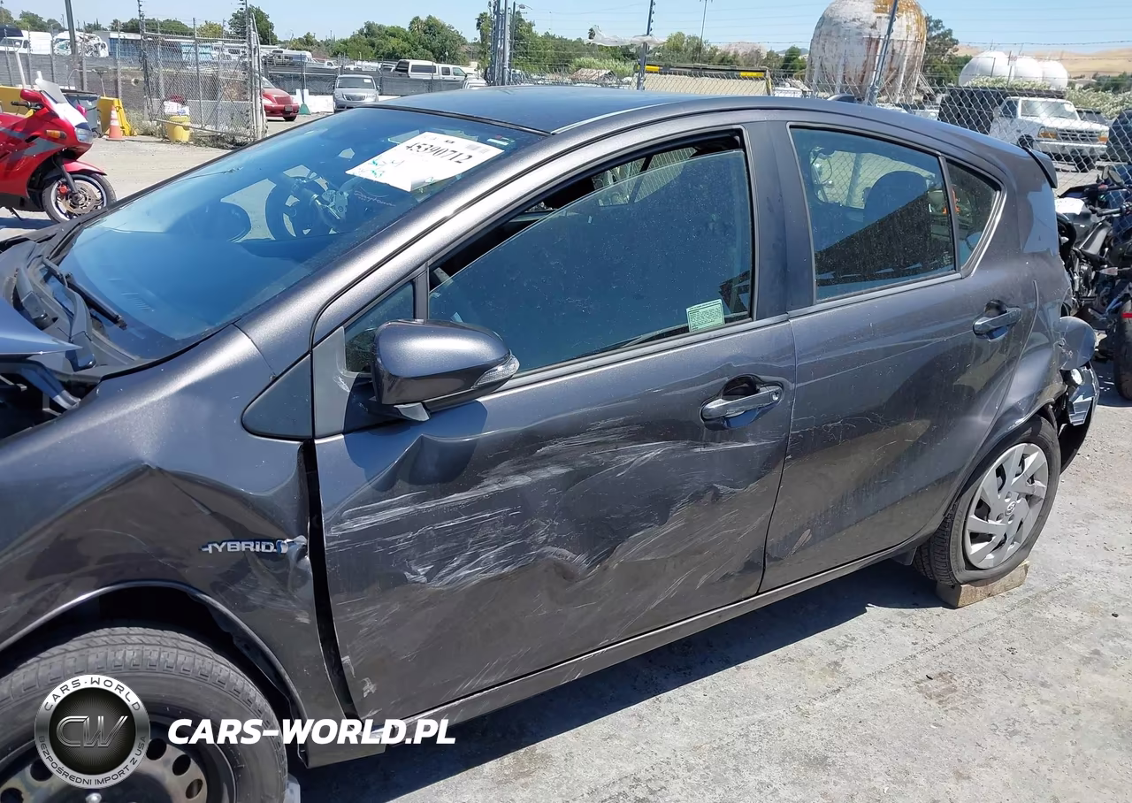 2015 Toyota Prius C Two VIN:JTDKDTB30F1101368 - 13