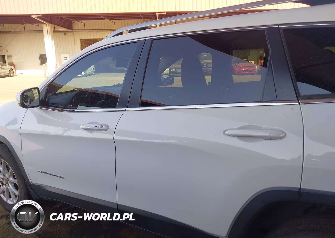 2015 Jeep Cherokee Latitude VIN:1C4PJMCS8FW728543 - 14
