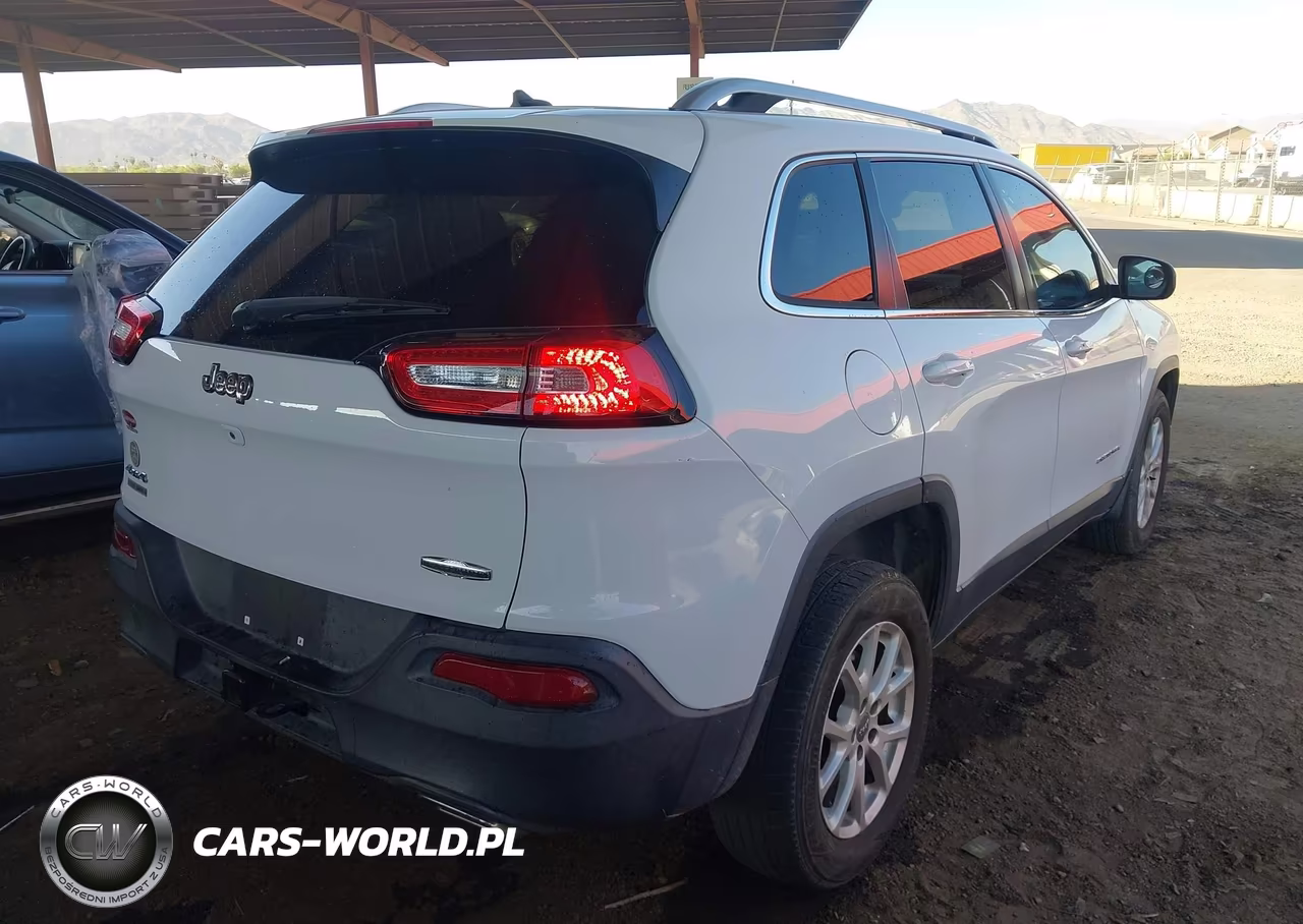 2015 Jeep Cherokee Latitude VIN:1C4PJMCS8FW728543 - 4