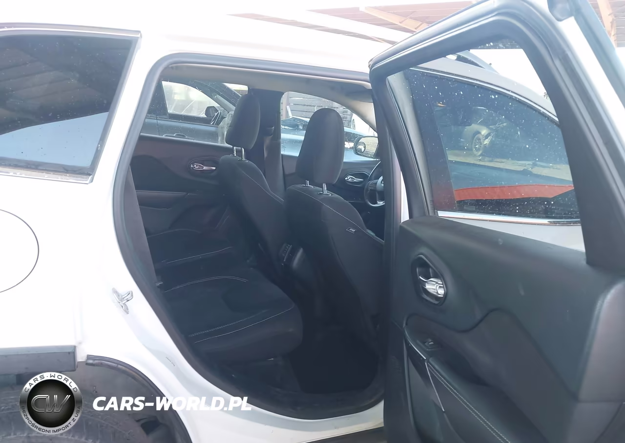 2015 Jeep Cherokee Latitude VIN:1C4PJMCS8FW728543 - 8