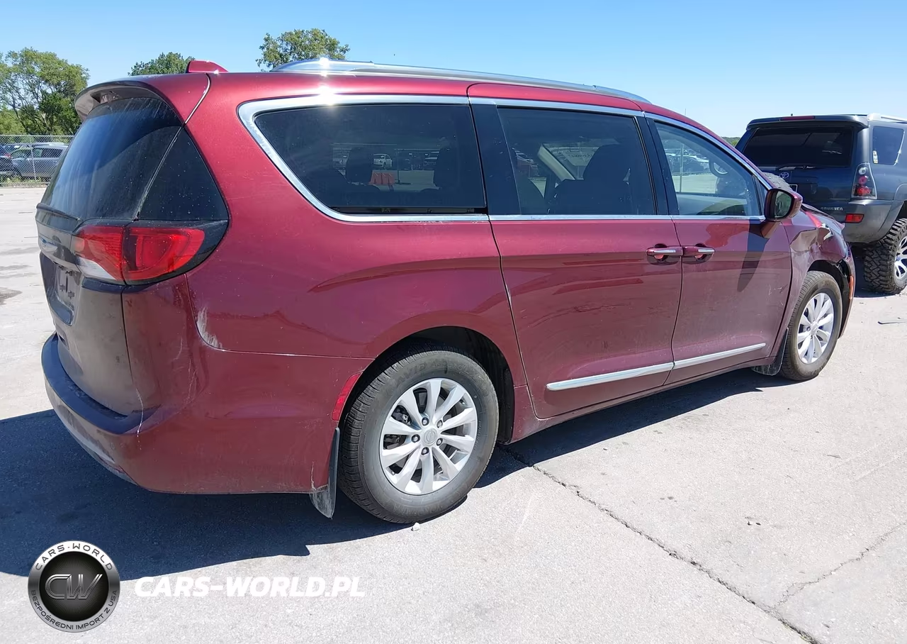 2018 Chrysler Pacifica Touring L VIN:2C4RC1BG7JR277525 - 4