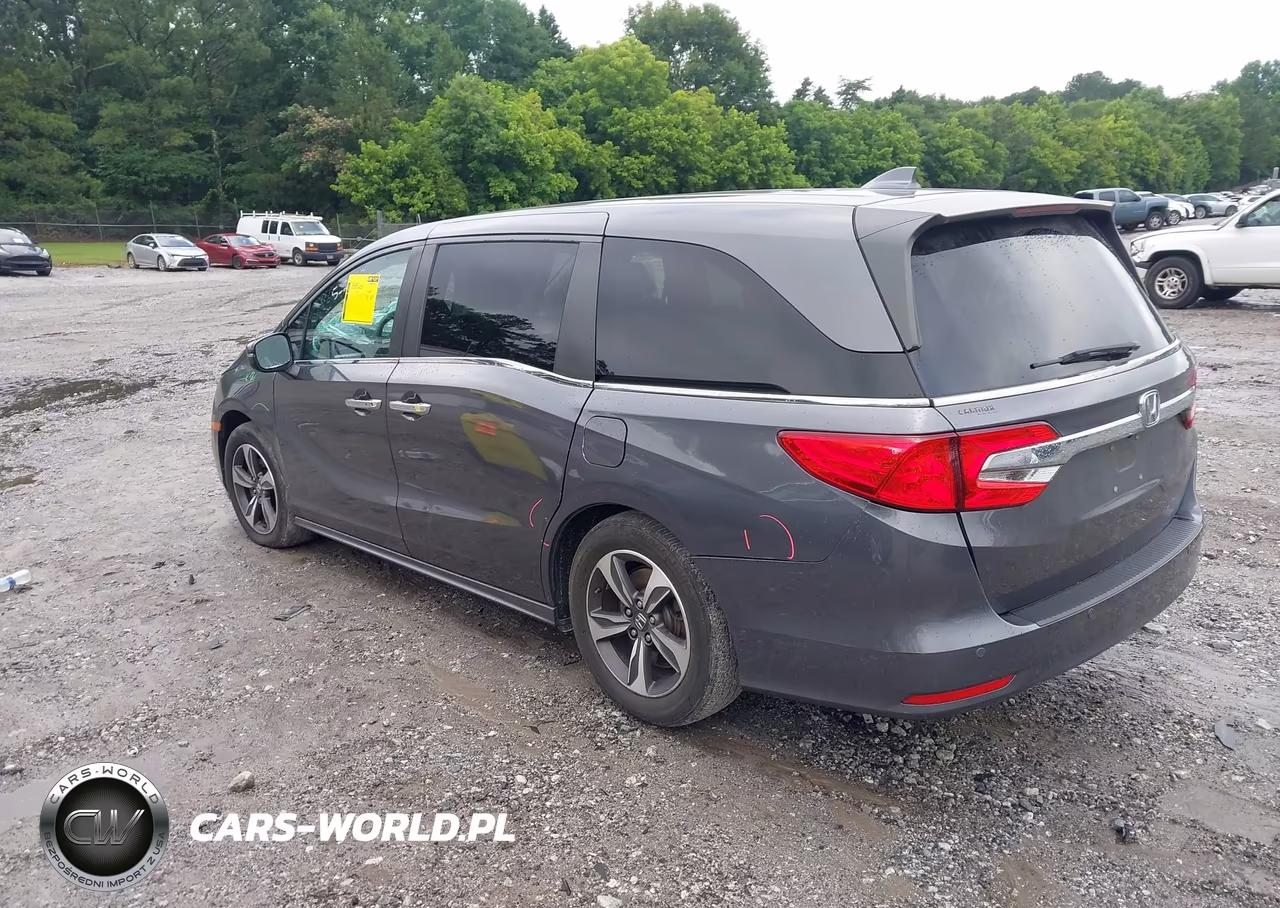 2018 Honda Odyssey Touring VIN:5FNRL6H85JB010019 - 3
