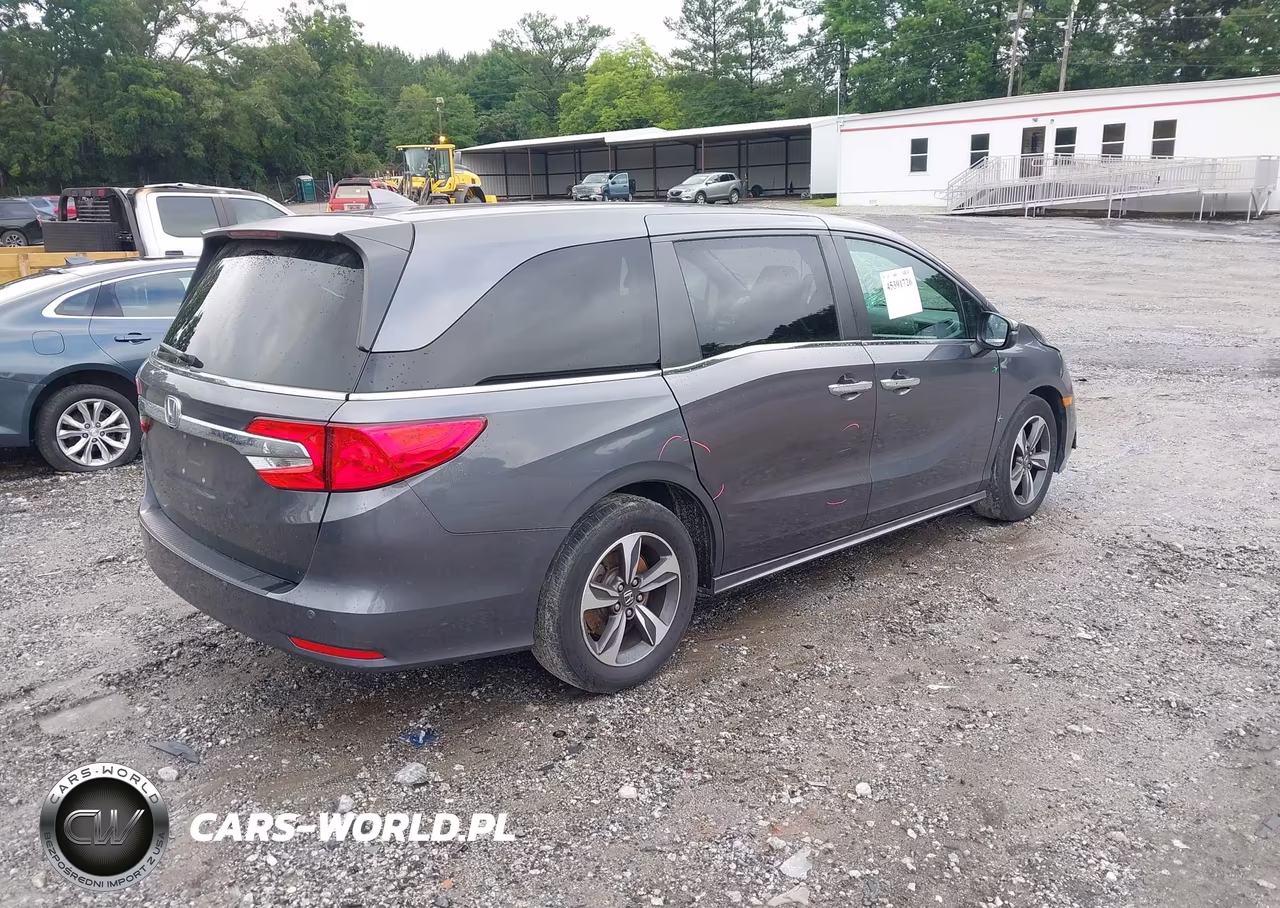 2018 Honda Odyssey Touring VIN:5FNRL6H85JB010019 - 4