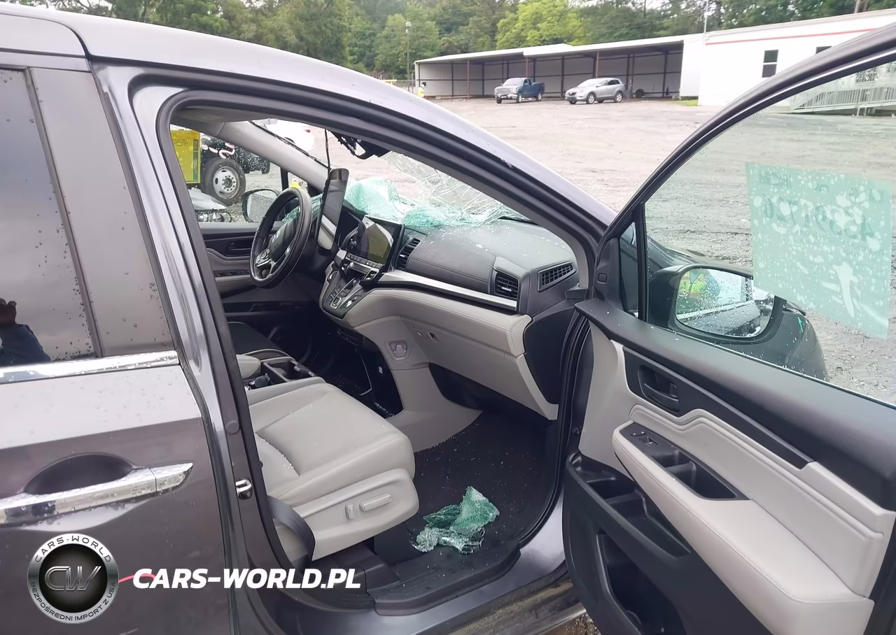 2018 Honda Odyssey Touring VIN:5FNRL6H85JB010019 - 5