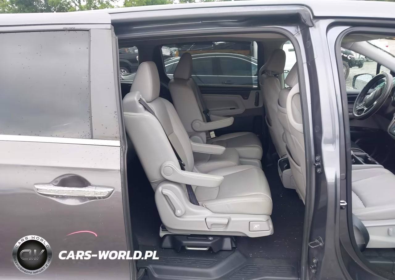 2018 Honda Odyssey Touring VIN:5FNRL6H85JB010019 - 8