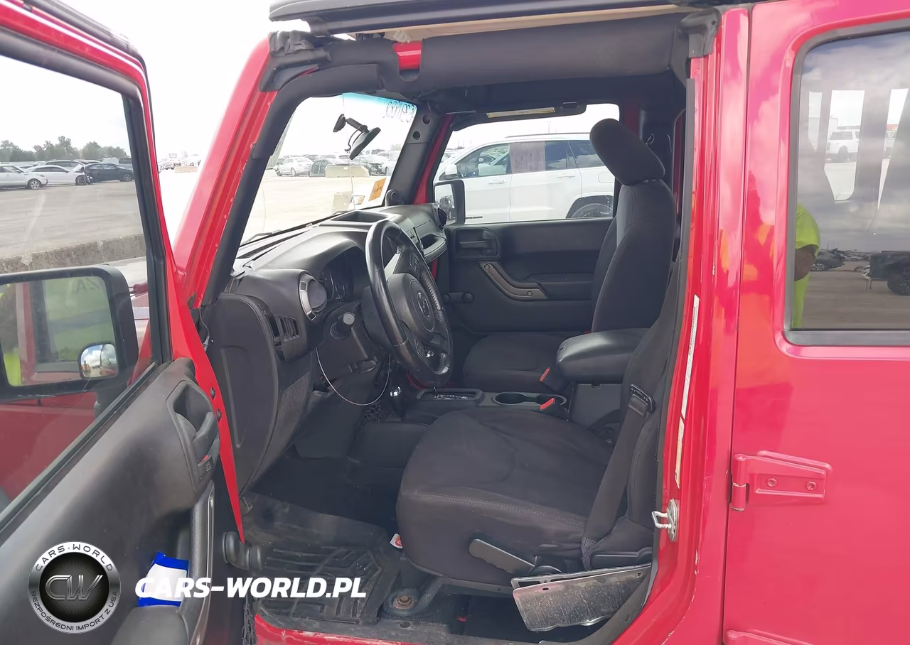 2013 Jeep Wrangler Unlimited Sport VIN:1C4BJWDG2DL688684 - 5