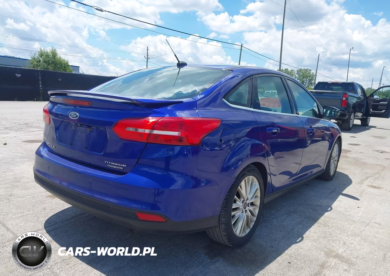 2015 Ford Focus Titanium VIN:1FADP3J28FL275241 - 4
