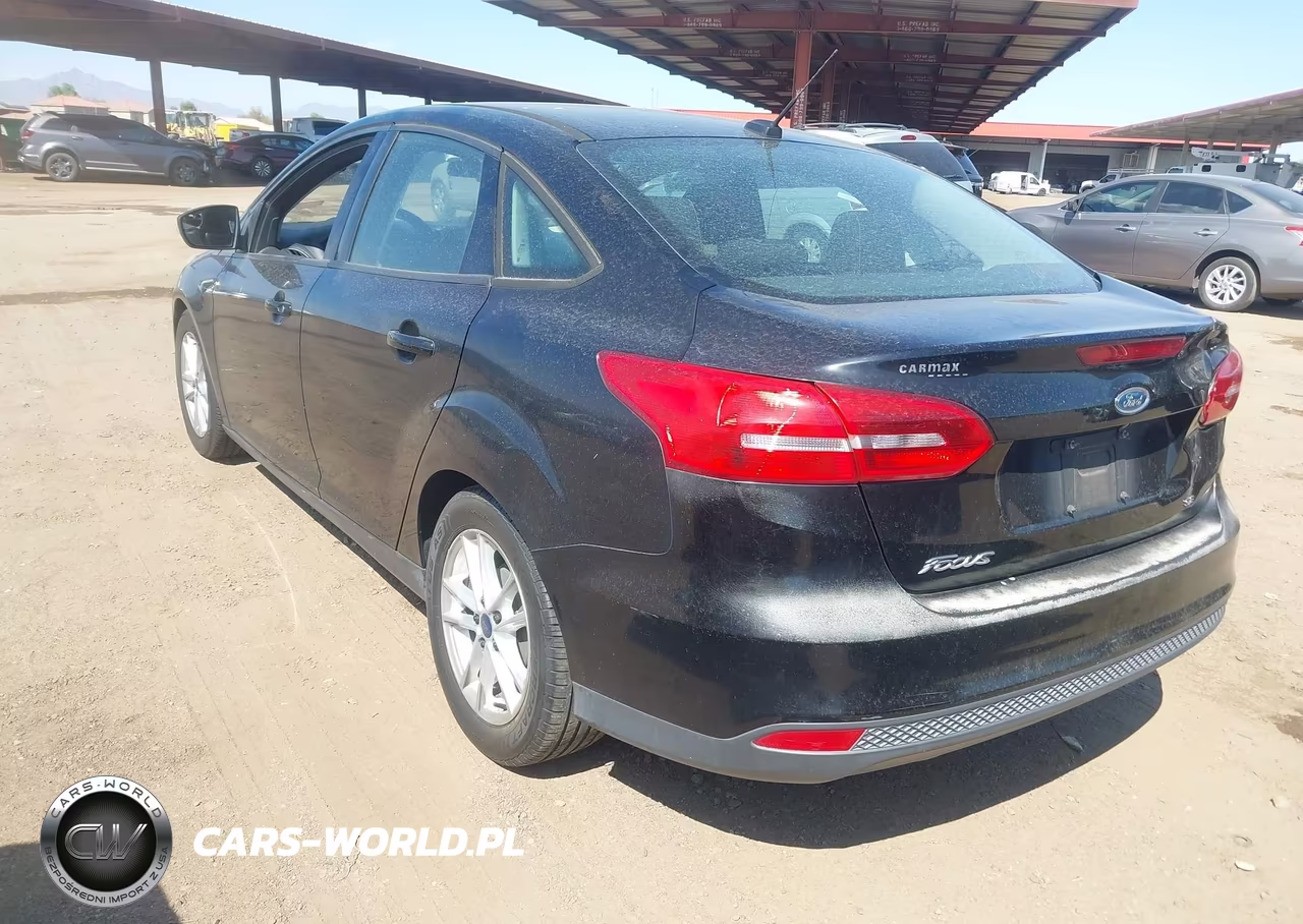 2016 Ford Focus Se VIN:1FADP3F23GL256185 - 3