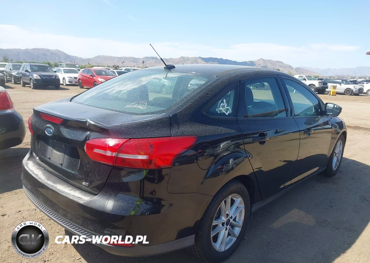 2016 Ford Focus Se VIN:1FADP3F23GL256185 - 4