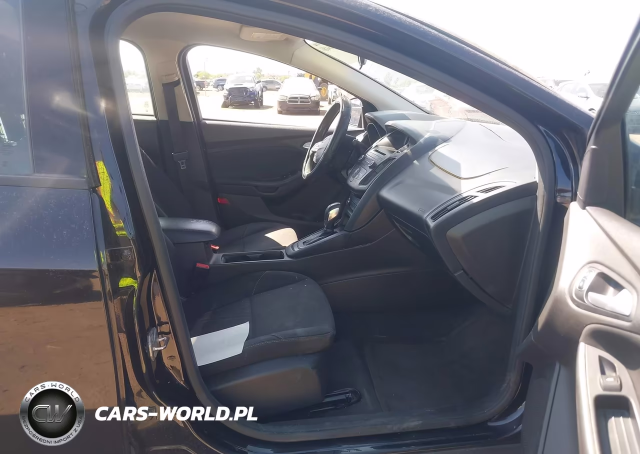 2016 Ford Focus Se VIN:1FADP3F23GL256185 - 5