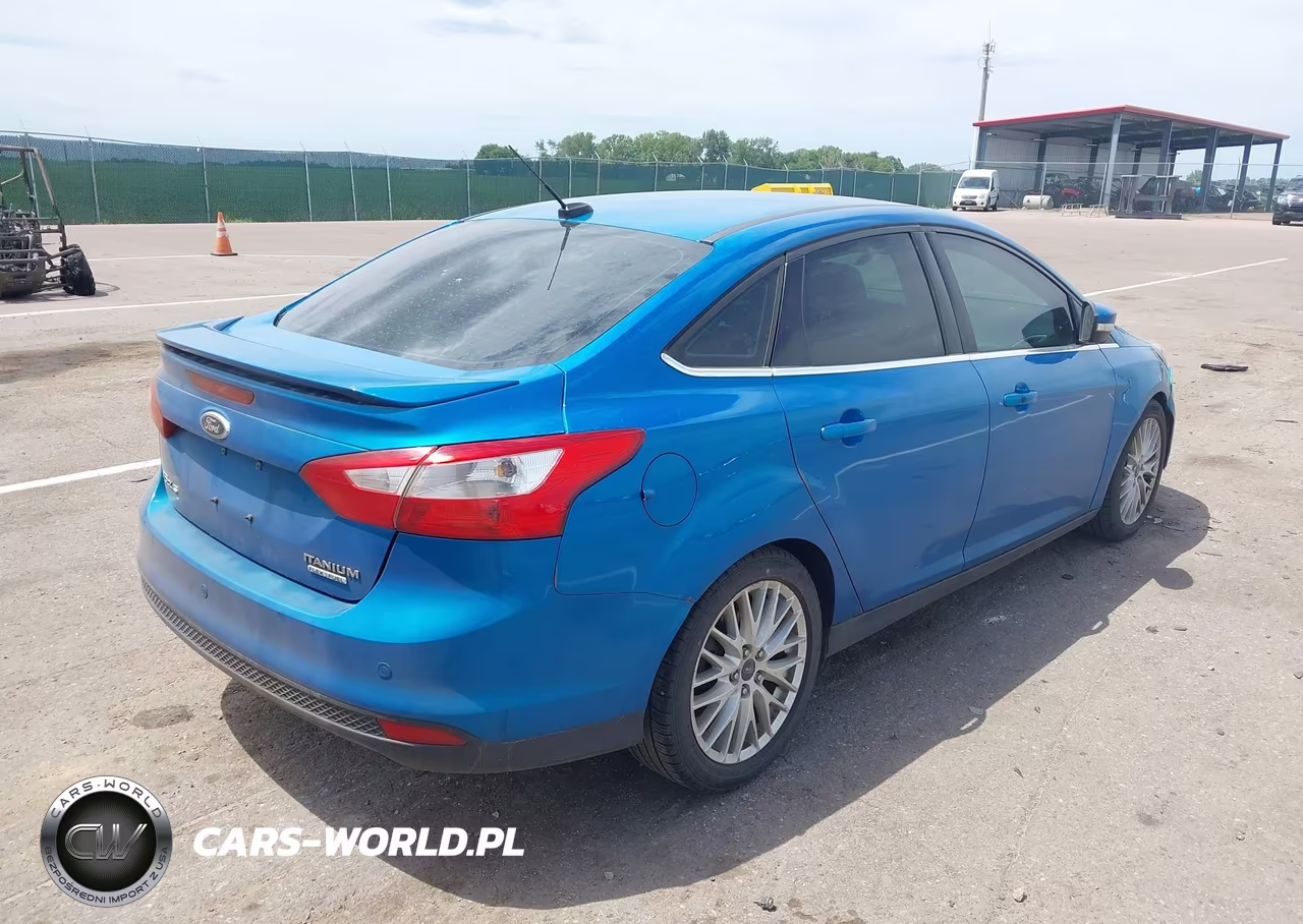 2014 Ford Focus Titanium VIN:1FADP3J23EL118277 - 4