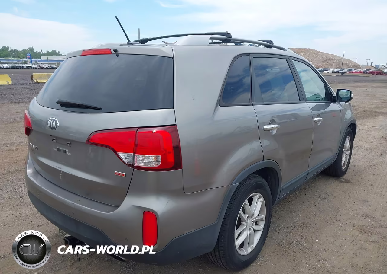 2014 Kia Sorento Lx VIN:5XYKT4A6XEG431909 - 4