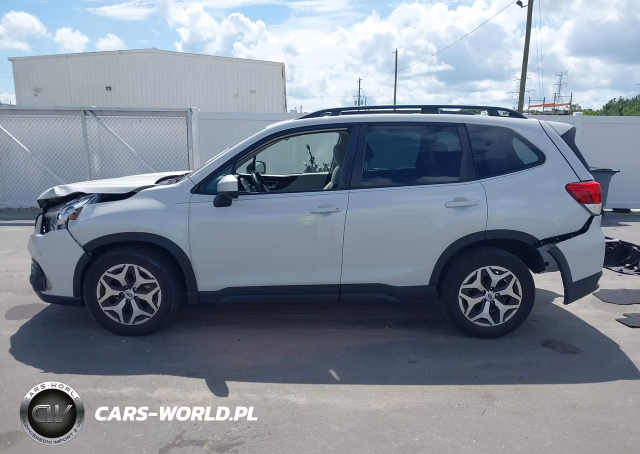 2023 Subaru Forester Premium VIN:JF2SKAEC8PH462136 - 14