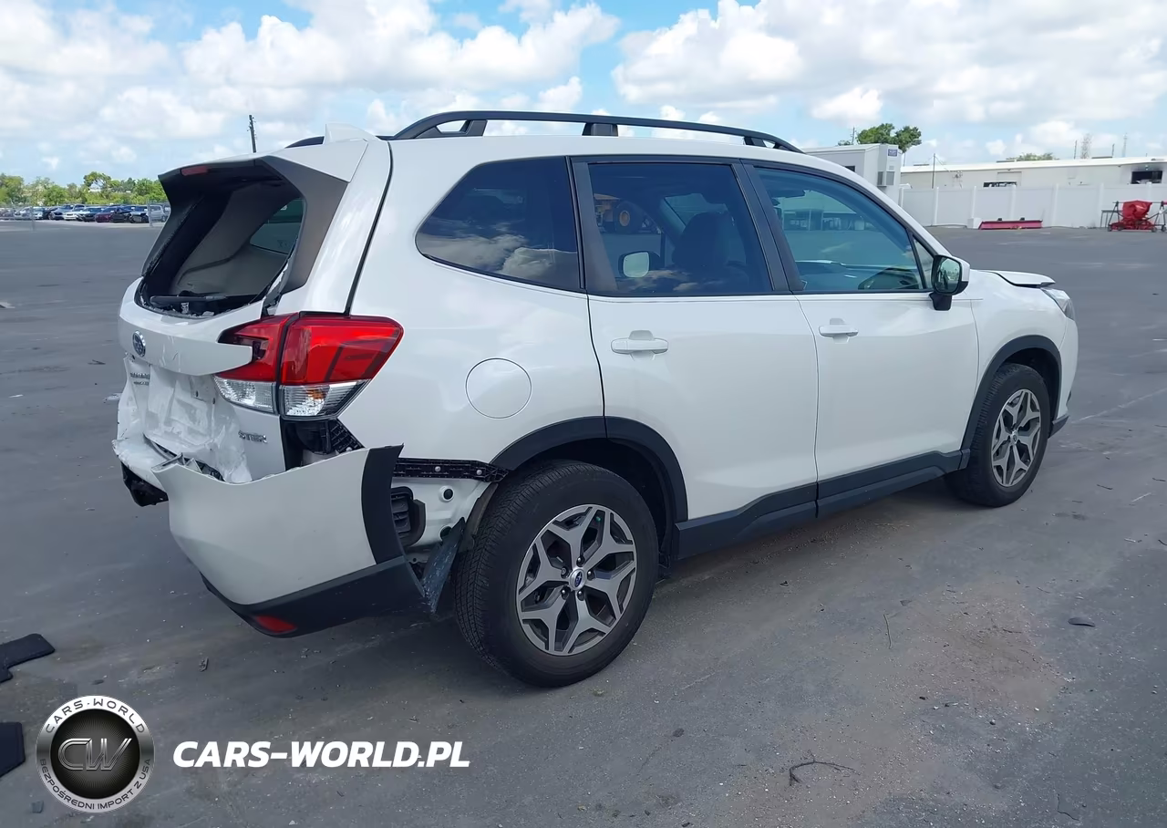 2023 Subaru Forester Premium VIN:JF2SKAEC8PH462136 - 4