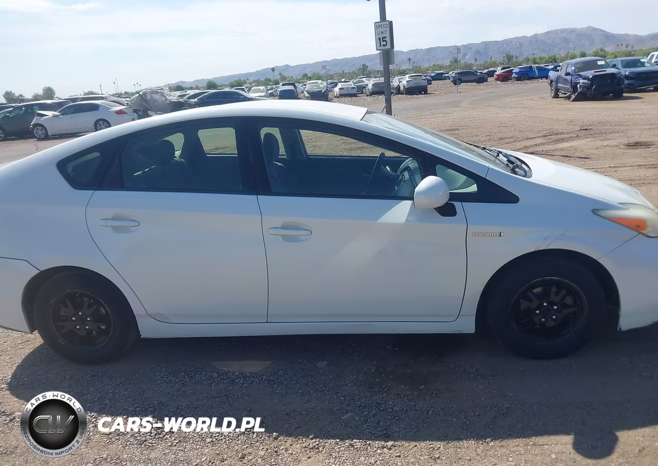 2015 Toyota Prius Two VIN:JTDKN3DU4F1862116 - 13