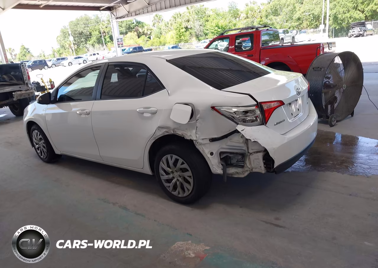 2018 Toyota Corolla Le VIN:2T1BURHE0JC086371 - 3