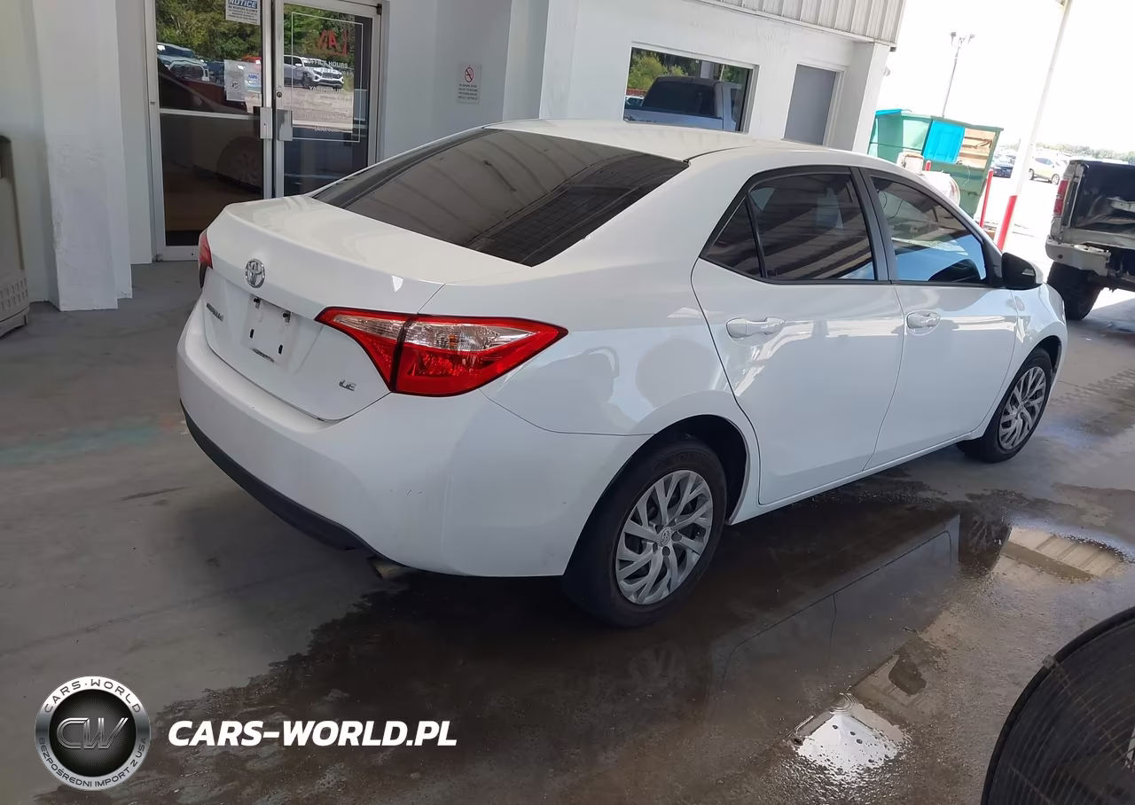 2018 Toyota Corolla Le VIN:2T1BURHE0JC086371 - 4