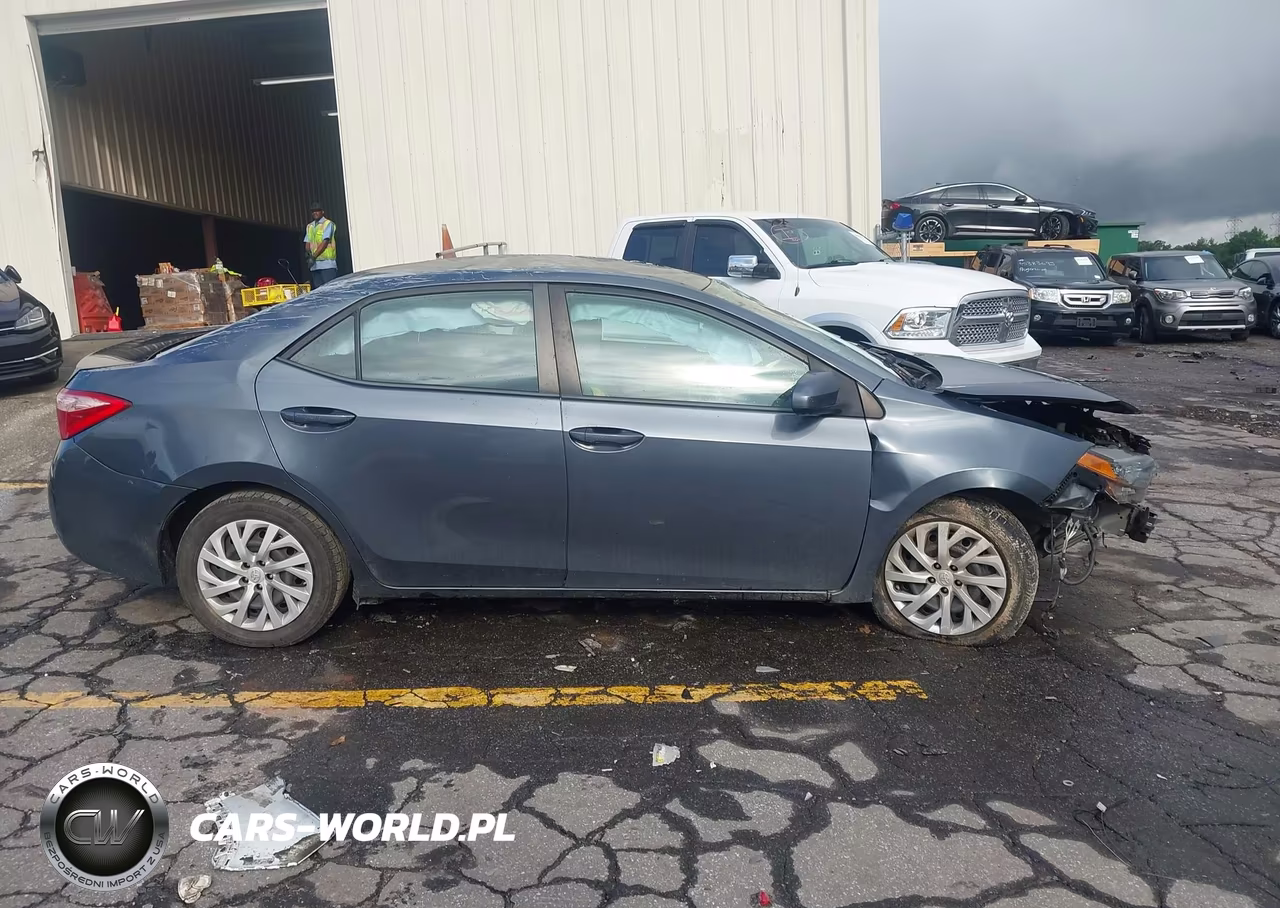 2018 Toyota Corolla Le VIN:5YFBURHE9JP830985 - 13