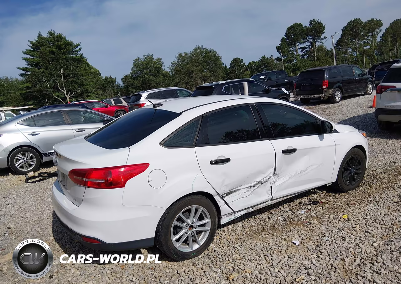 2018 Ford Focus Se VIN:1FADP3F28JL287889 - 4
