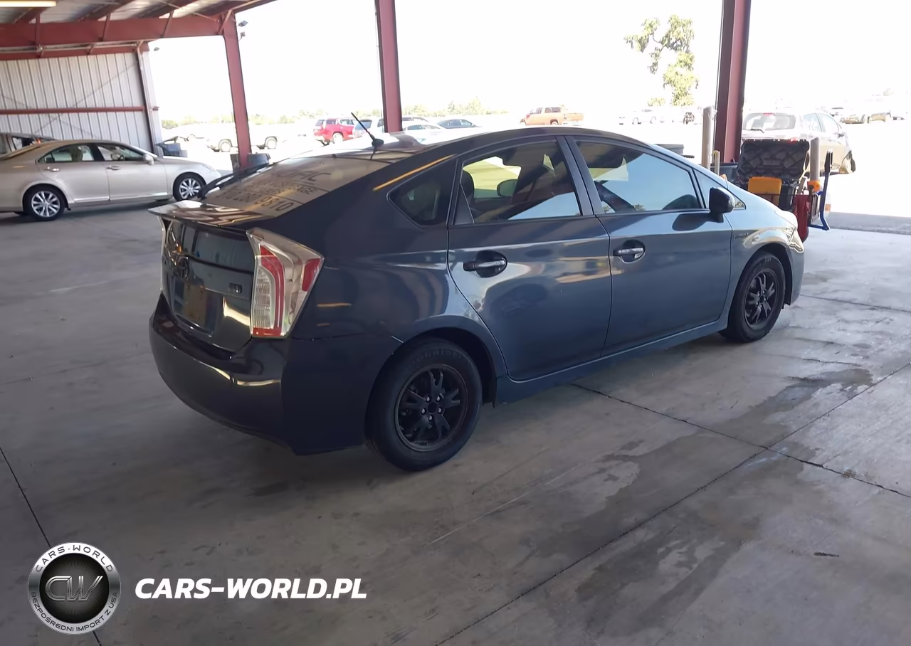 2015 Toyota Prius Two VIN:JTDKN3DU0F1980955 - 4