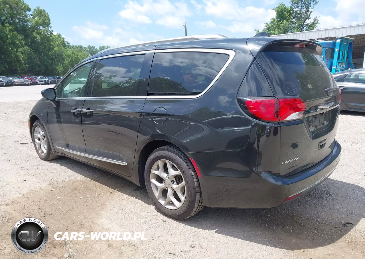 2018 Chrysler Pacifica Touring L Plus VIN:2C4RC1EG6JR273185 - 3