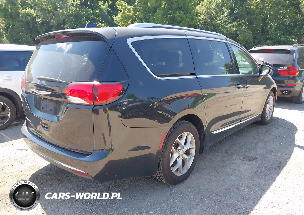 2018 Chrysler Pacifica Touring L Plus VIN:2C4RC1EG6JR273185 - 4