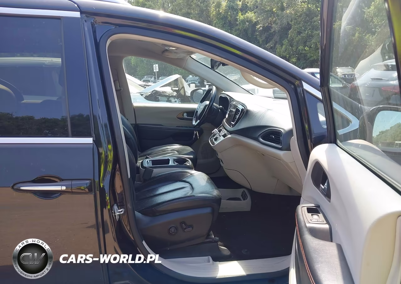 2018 Chrysler Pacifica Touring L Plus VIN:2C4RC1EG6JR273185 - 5