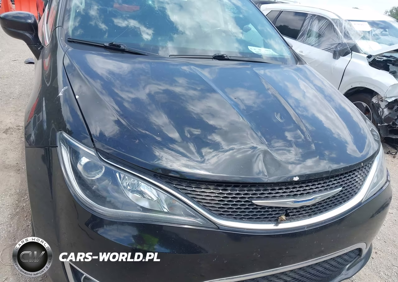 2018 Chrysler Pacifica Touring L Plus VIN:2C4RC1EG6JR273185 - 6