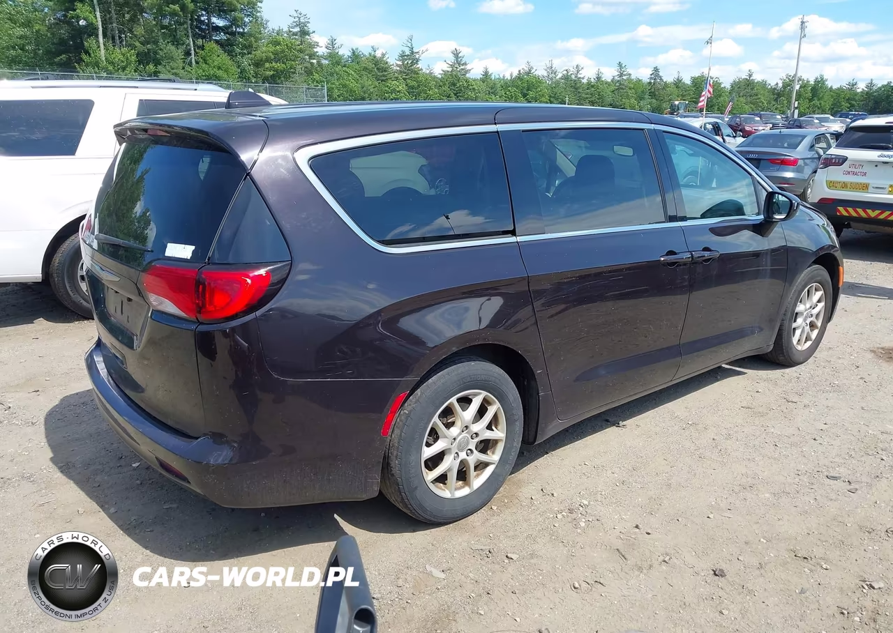 2017 Chrysler Pacifica Touring VIN:2C4RC1DG0HR588320 - 4