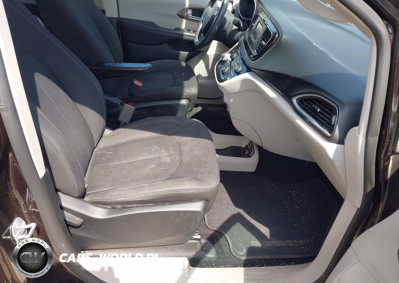 2017 Chrysler Pacifica Touring VIN:2C4RC1DG0HR588320 - 5
