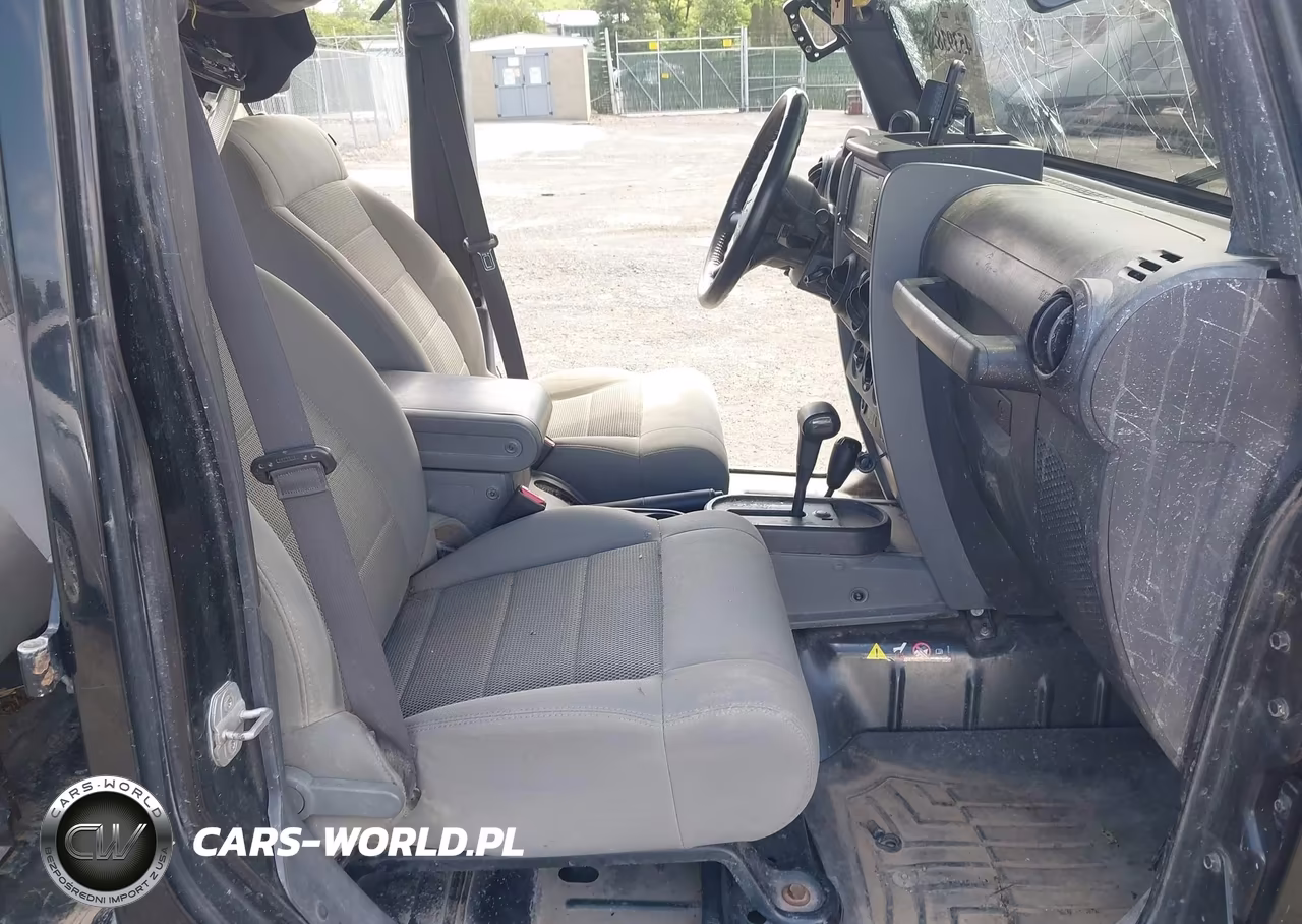 2008 Jeep Wrangler Unlimited Rubicon VIN:1J4GA69158L587696 - 5