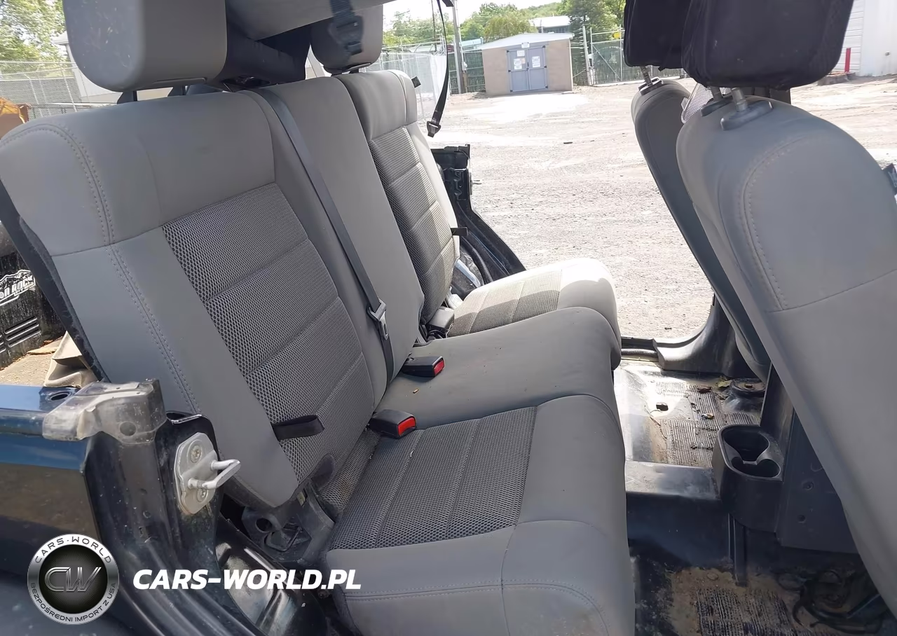 2008 Jeep Wrangler Unlimited Rubicon VIN:1J4GA69158L587696 - 8