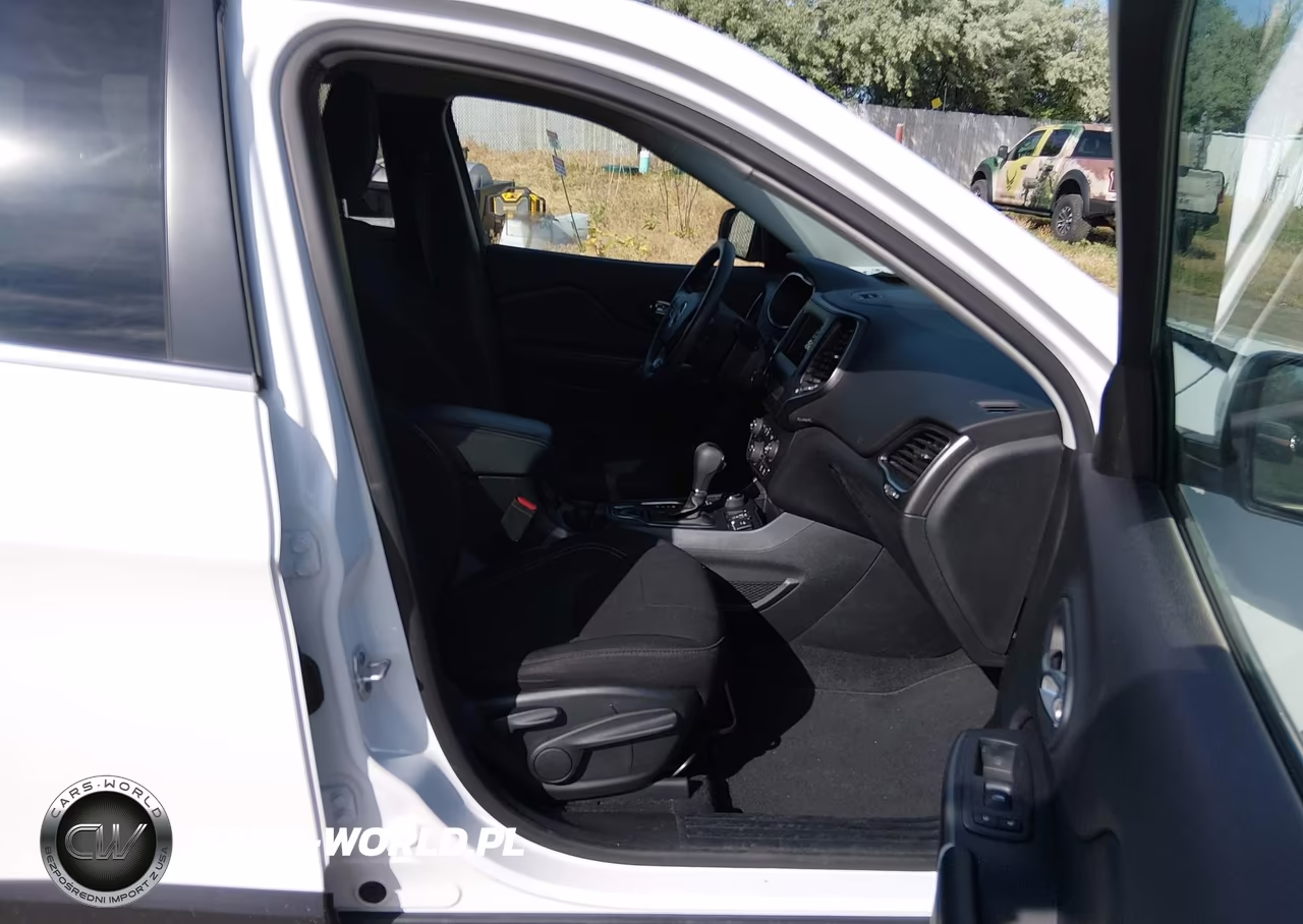 2019 Jeep Cherokee Latitude 4X4 VIN:1C4PJMCBXKD444935 - 5