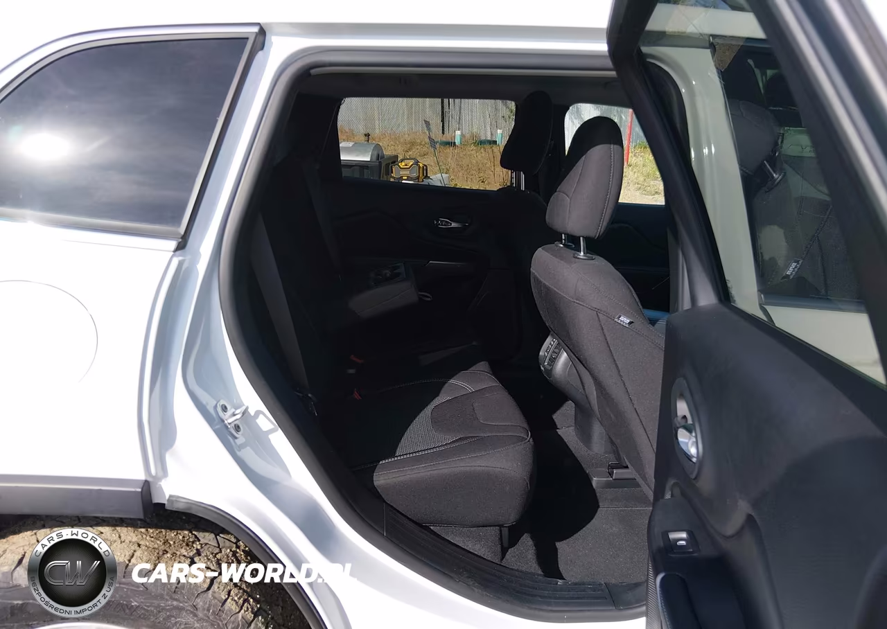 2019 Jeep Cherokee Latitude 4X4 VIN:1C4PJMCBXKD444935 - 8