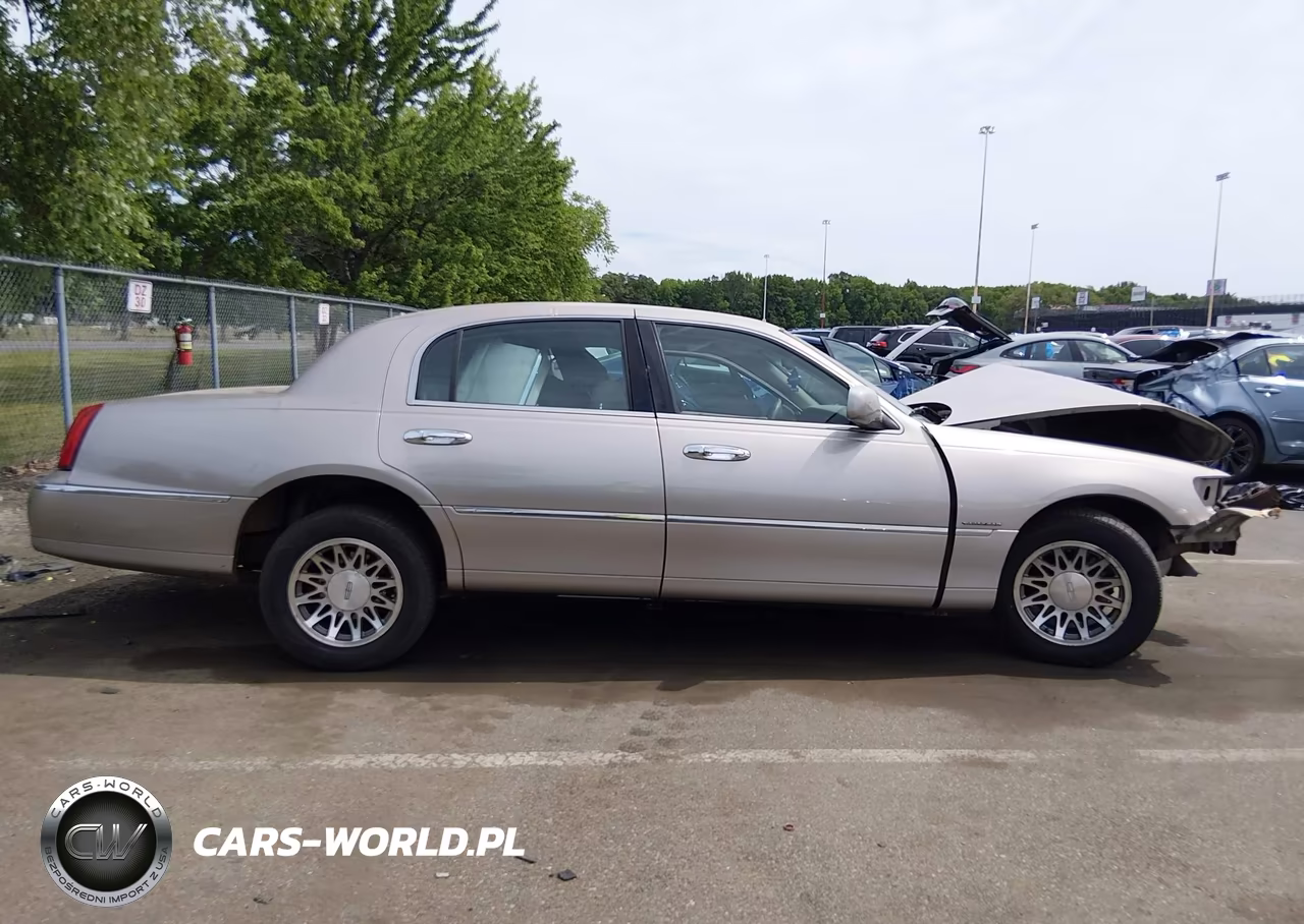 2002 Lincoln Town Car Signature VIN:1LNHM82W92Y666636 - 13