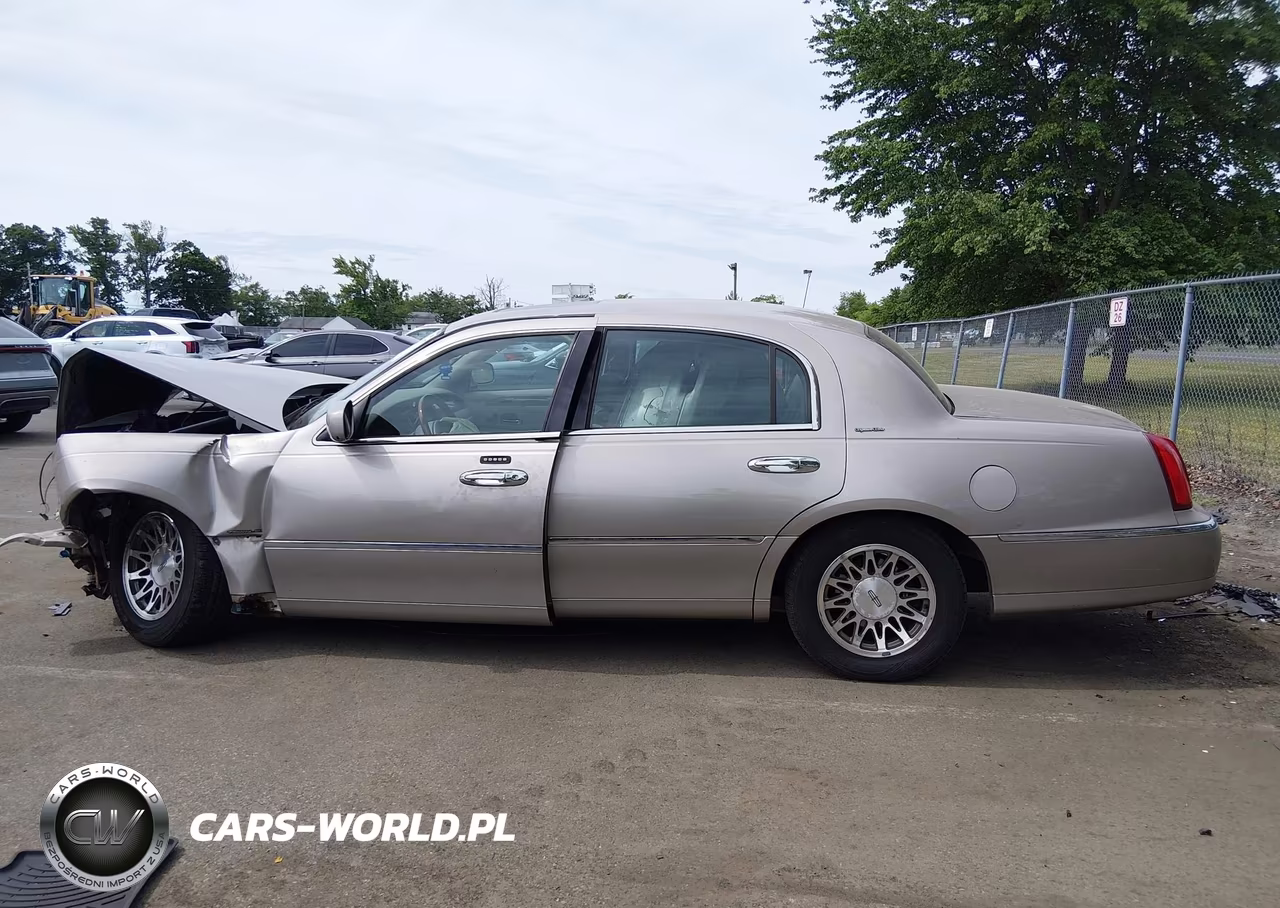 2002 Lincoln Town Car Signature VIN:1LNHM82W92Y666636 - 14