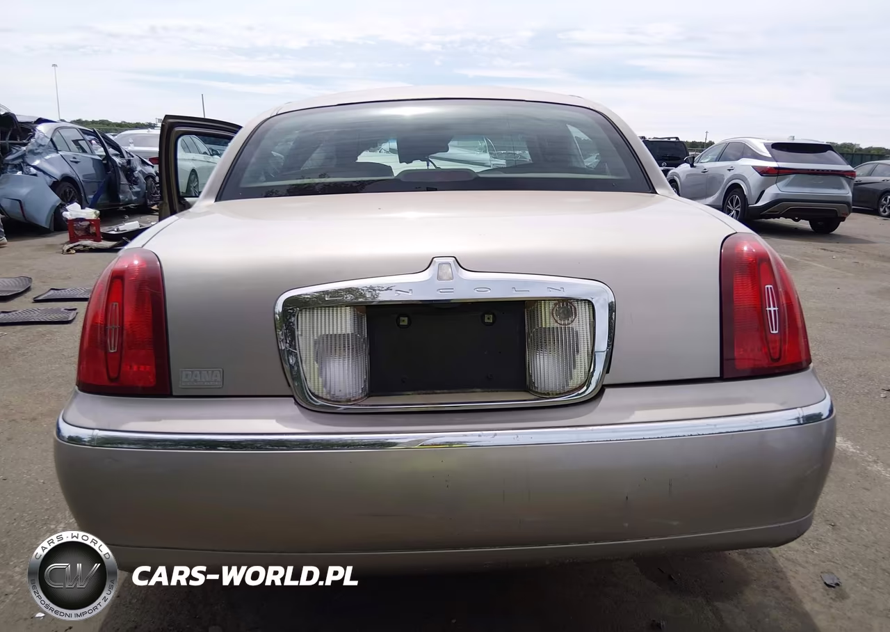 2002 Lincoln Town Car Signature VIN:1LNHM82W92Y666636 - 16